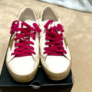 Paula White Gold glitter star sneaker, size 7 1/2